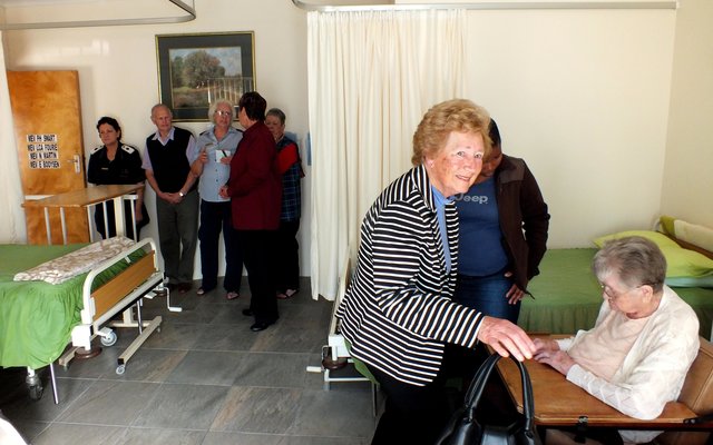 ‘n Kykie in die nuwe Nasorg-eenheid van Herberg-aan-See tydens die amptelike opening